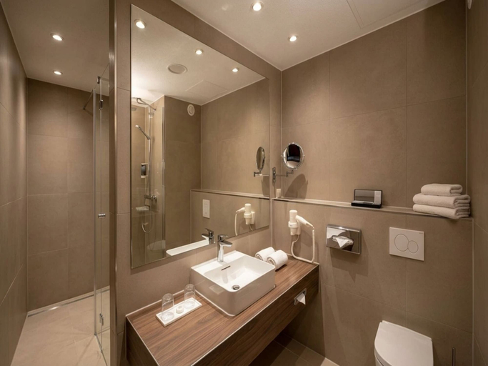 Bathroom 4, H+ Hotel Hannover, Region Hannover
