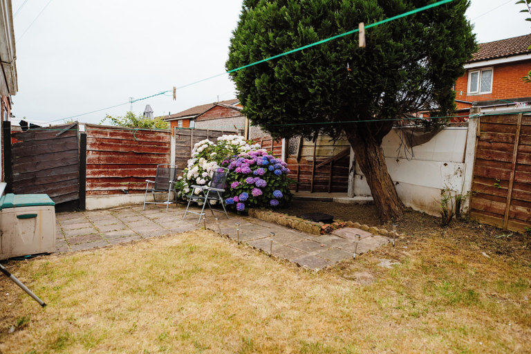 Property grounds, 2 Bed House Sleeps 4 -private Garden -free Parking, Bury