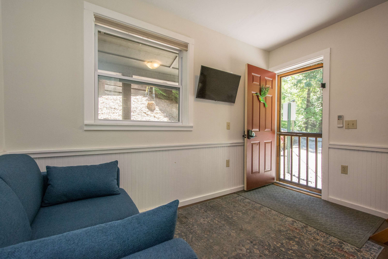 Room 4, Cottage AND Tiny House on Lake Pontoon Available, Rutherford