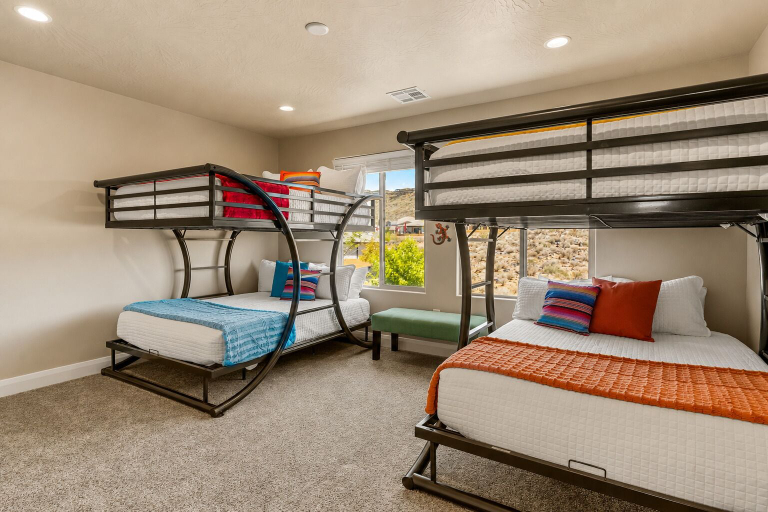 Room 4, Papa Oak's Casa 5 Bedroom Home, Washington