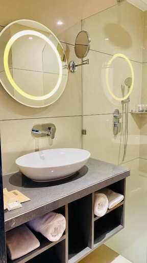 Bathroom 5, Pukhraj Club and Resort, Ujjain