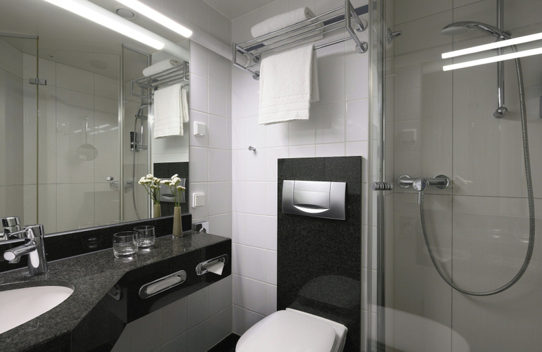 Bathroom 5, Leonardo Hotel Nürnberg City Center, Nürnberg