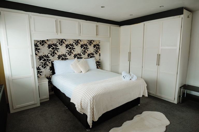 Room 2, 2 Bed House Sleeps 4 -private Garden -free Parking, Bury