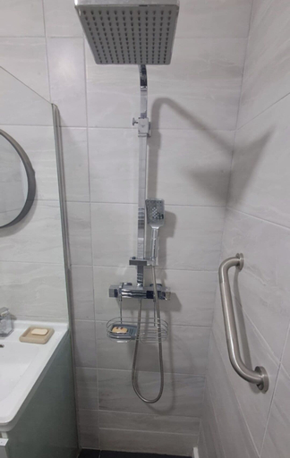 Bathroom 2, Modern spacious 3 Bedroom House in Birmingham, Birmingham