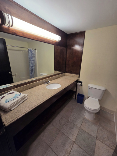 Bathroom 5, HILLTOP INN, Washington