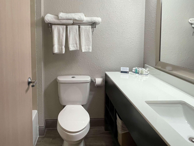 Bathroom 4, Clarion Pointe Fairborn near Wright Patterson AFB, Greene