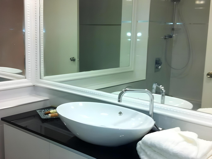 Bathroom, Carmel Hotel