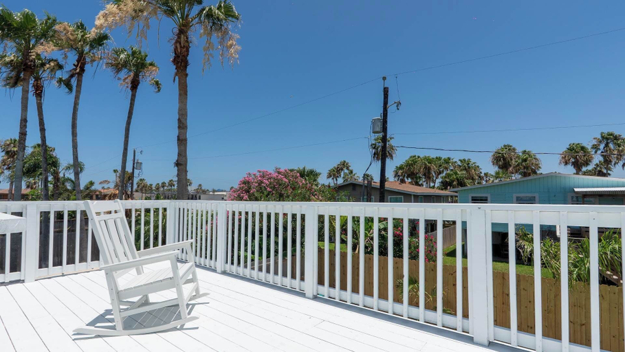 Terrace/patio 2, New 5BR Remodel, Heated Pool, Game Room, Cameron