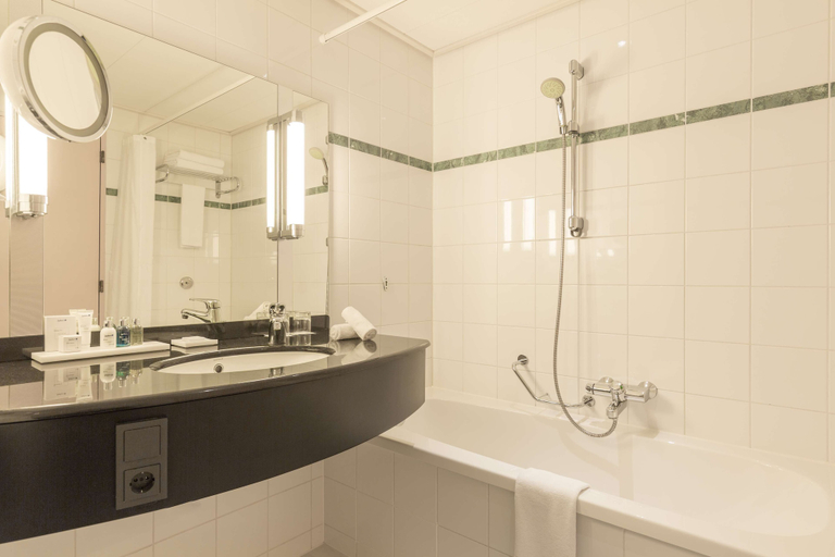 Bathroom 5, Radisson Blu Hotel Amsterdam Airport Schiphol, Haarlemmermeer