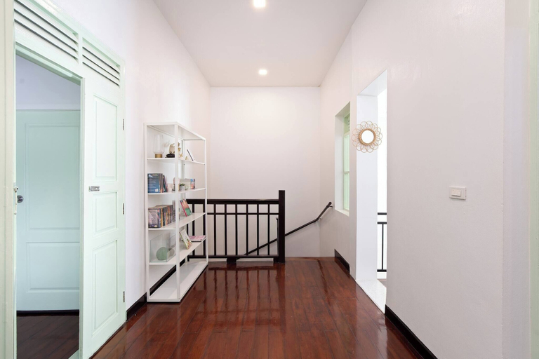 Living room 5, Spacious Heritage House Prime Location Family Stay, Bang Rak