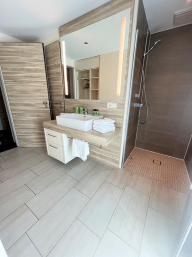 Bathroom 5, Hotel-Restaurant Kruger, Helmstedt