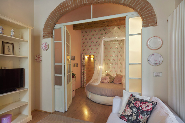 Interior 3, Bright Romantic Retreat in Florence, Florence