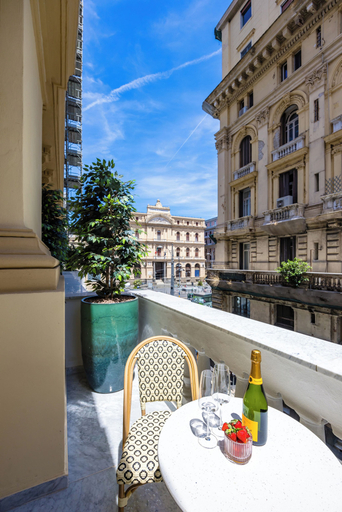 Outdoor dining 3, Caracolé Luxury Suites, Napoli