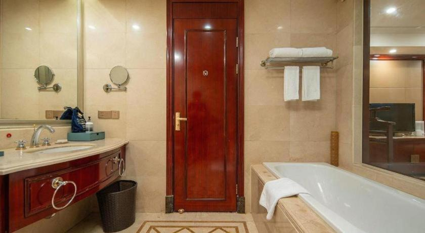 Bathroom, Chutian Guangdong International Hotel, Wuhan
