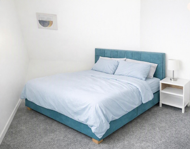 Room 2, House Sleeps 7 With Parking and Garden, Nottingham