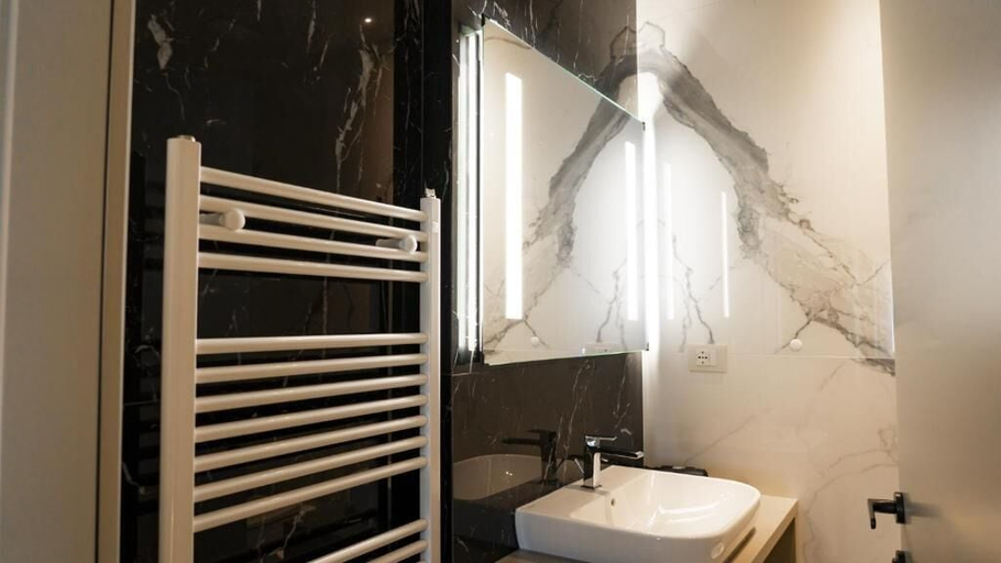 Bathroom 3, TubHotel, Fermo