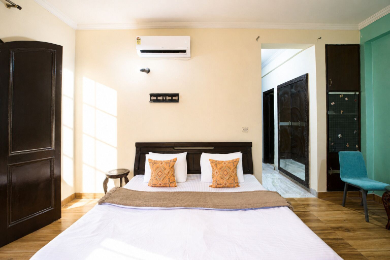 Room 3, Mayfield Manor4bhknr Medanta20min Cyber City, Gurgaon