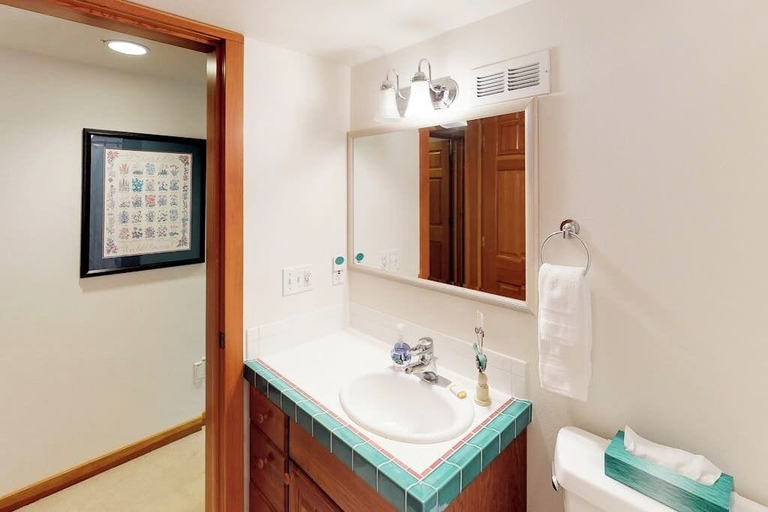 Interior 4, Girdwood Compound: Jetted Tub, Mountain Views,, Anchorage