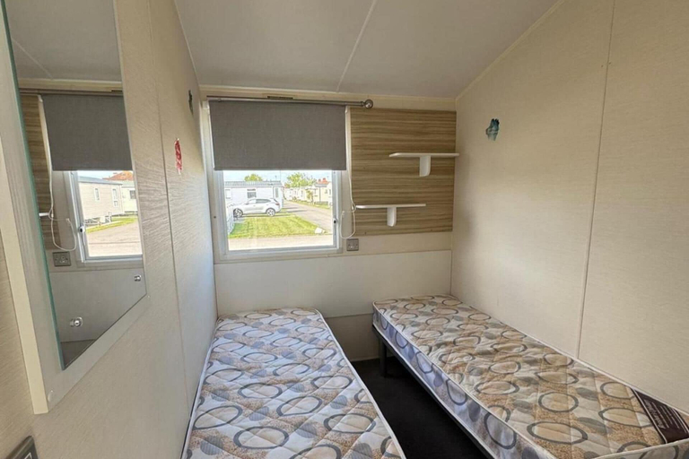Room 4, Seaside Caravan Sleeps 7 - Pet Friendly Garden, Denbighshire