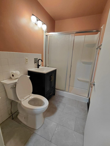 Bathroom 3, Arrowhead Motel, Crook