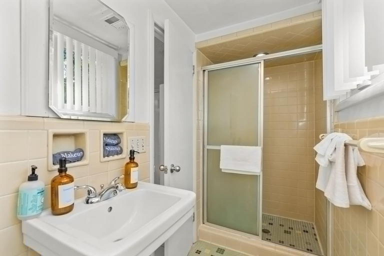 Room 3, Modern Retreat Hot Tub Bar Patio HPU, Guilford