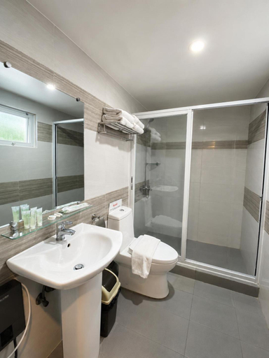 Bathroom 3, Elliannah Pines Hotel, Baguio City