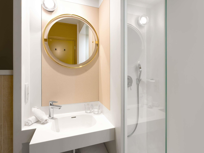 Bathroom 4, Mercure Lille Centre Vieux Lille hotel, Nord