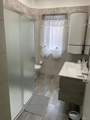 Bathroom 3, Affitti brevi Poesia, Taranto