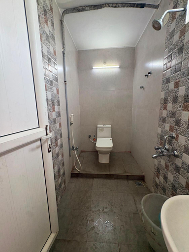 Bathroom 5, Sunrise Beach Resort, Viluppuram