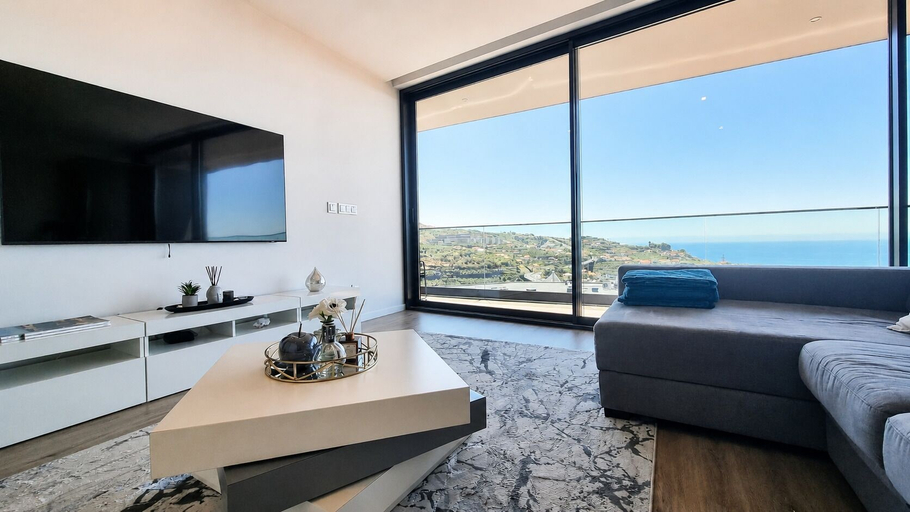 Living area 2, Vanguard View Apartment, Câmara de Lobos