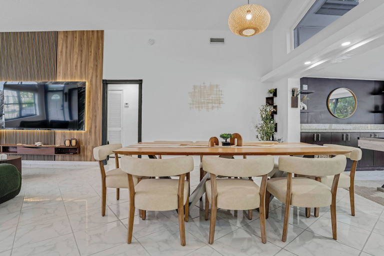Dining room 5, Waterfront House with Tiki & Firepit, Miami-Dade