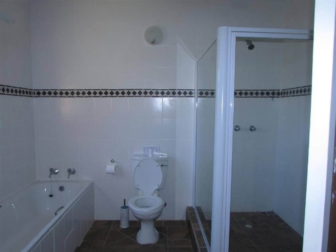 Bathroom, Green Fountain Villa 5, Cacadu