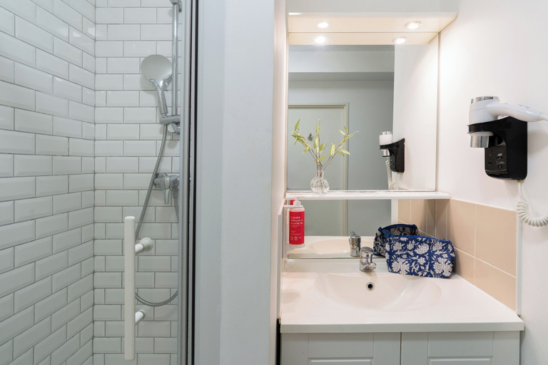 Bathroom 4, Appart’City Confort Nantes Centre, Loire-Atlantique