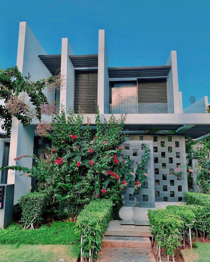 Exterior & Views