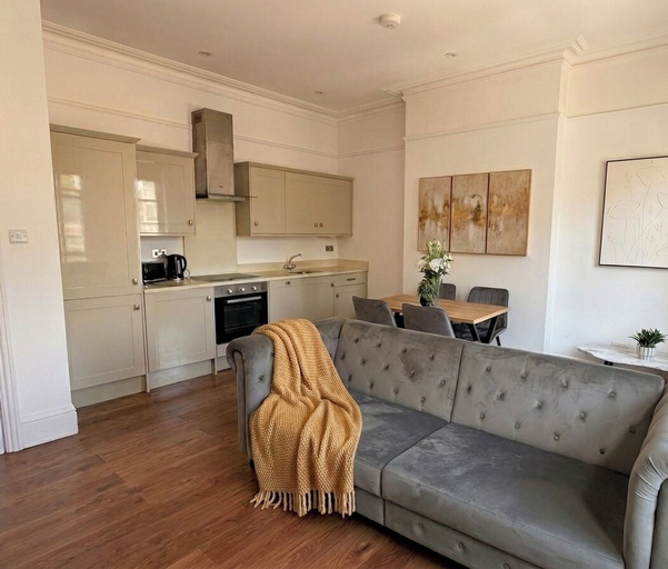 Living room 2, The Luxe Suite - Stylish 3 Bed Apartment, London