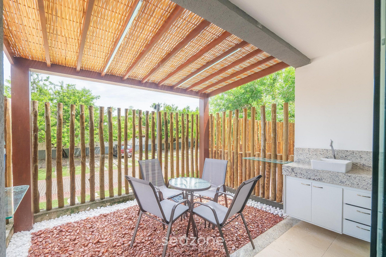 Outdoor dining, 3-br apt in Condominium w Pool in Imbassai Svi0001, Mata de São João