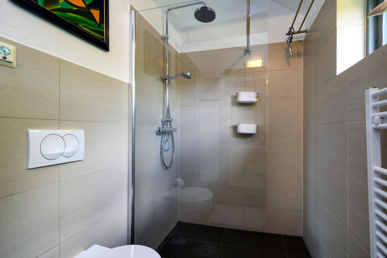 Bathroom 3, Steffenshagen Vicarage Retreat, Rostock