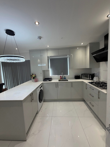 Private kitchen, House Sleeps 9 With Wifi, Slough