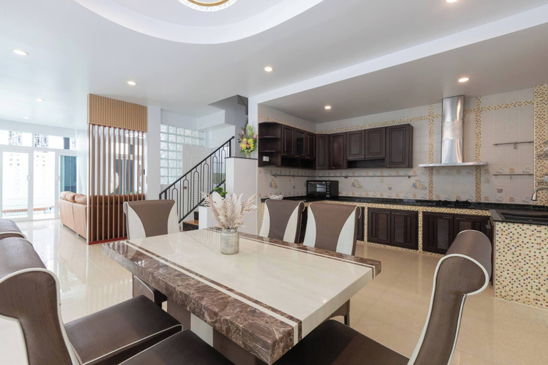 Dining 4, Luxury4br Pool Villawalk to Patongbeachrooftop BBQ, Pulau Phuket