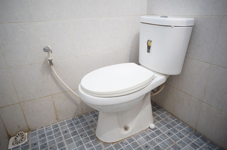 Bathroom 2, OYO 95348 Kost Baituna Syariah, Malang