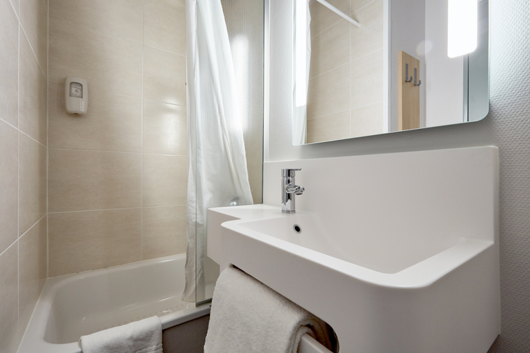 Bathroom 3, B&B HOTEL AVRANCHES Baie du Mont St-Michel, Manche