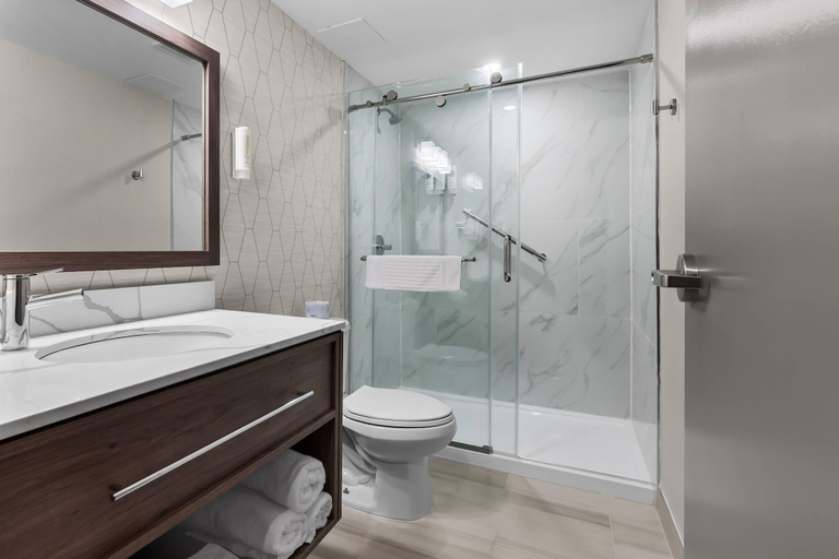Bathroom 4, Comfort Inn, Muskoka