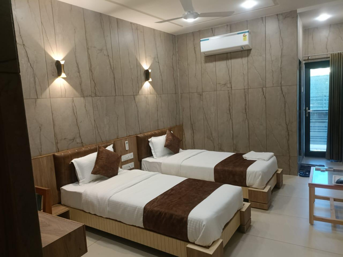 Bedroom 2, Hotel Silver Coin Becharaji, Mahesana