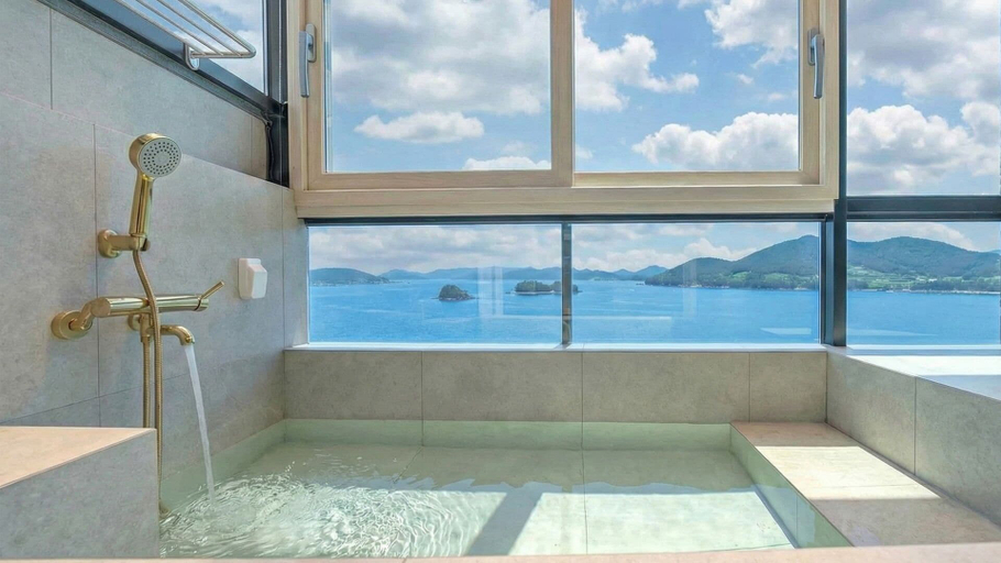 Bathroom 3, Tongyoung Sagaejeol Pension, Tongyeong
