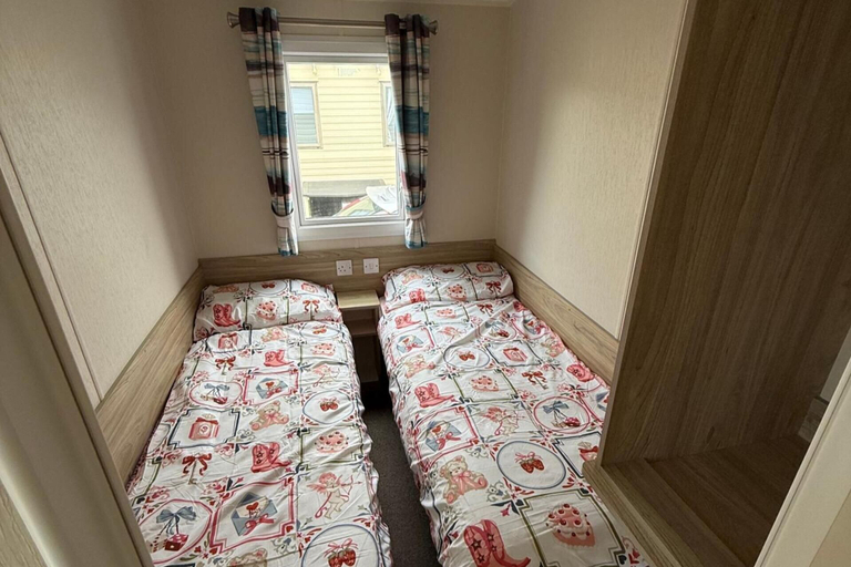 Room 3, Seaside Caravan Sleeps 7 - Pet Friendly Garden, Denbighshire