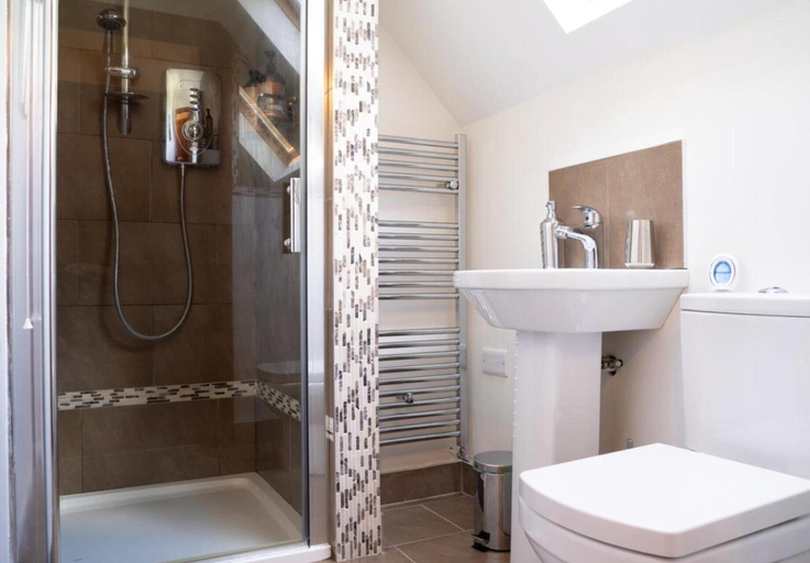 Bathroom, Limavady Cherry Tree Apartment, Sleeps 2 & Parking, Causeway Coast and Glens