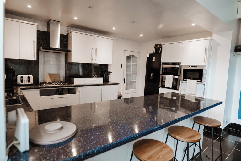 Private kitchen, 2 Bed House Sleeps 4 -private Garden -free Parking, Bury