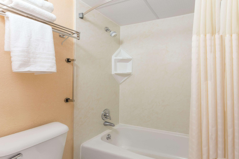 Bathroom 4, Quality Inn Waycross, Ware
