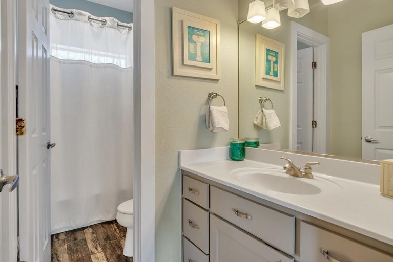 Bathroom 3, Crandalls Cottage, Nueces