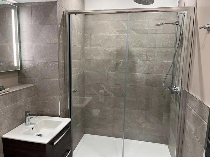 Bathroom 4, Sleeps 4 With Balcony, Belfast